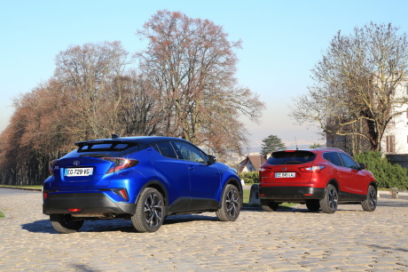 toyota chr et nissan qashqai en vue arrière