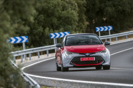 Toyota Corolla Hybride 2019 rouge action avant