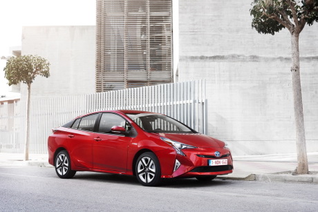 Toyota Prius 4 2016 rouge à l'arrêt vue avant droite