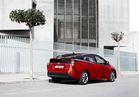 Toyota Prius 4 2016 rouge à l'arrêt vue arrière droite