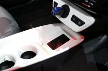 ... en revanche, dans la Toyota Prius le tout petit levier de commande de la transmission avec le mode "B" pour la recharge des batteries.
