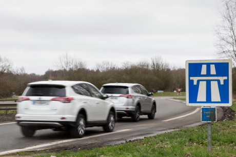 Direction l'autoroute : le RAV4 hybride ne va pas aimer l'exercice.