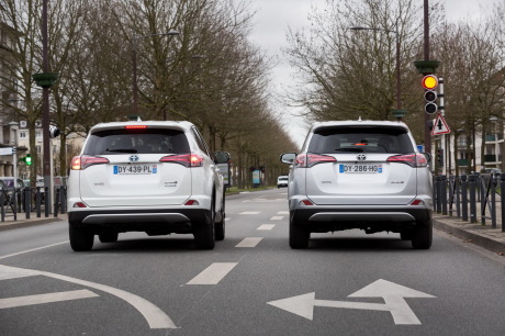 En ville, la version hybride du RAV4 prend l'avantage sur tous les tableaux : consommation, agrément de conduite.