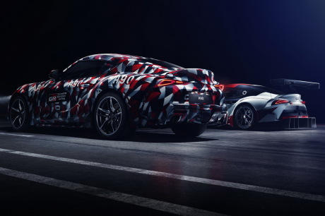 La nouvelle Supra (Ã gauche) et le concept Toyota GR Supra Racing (Ã droite).