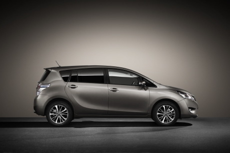 Toyota Verso 2016 gris dune photographié en studio vue de profil droit