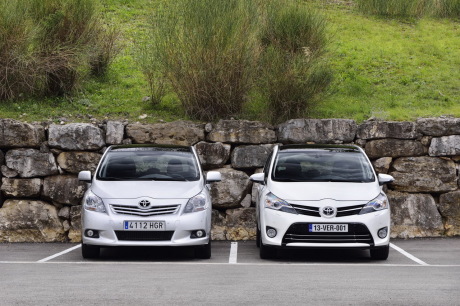 Toyota Verso 2013 stationné à côté d'un Verso 2009 vue avant