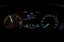 Ici, le Custom hybride rechargeable est en mode de fonctionnement VE. Le moteur thermique est coupé.