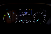 Ici, le mode de fonctionnement du système hybride du Custom PHEV est celui rechargeant les batteries.
