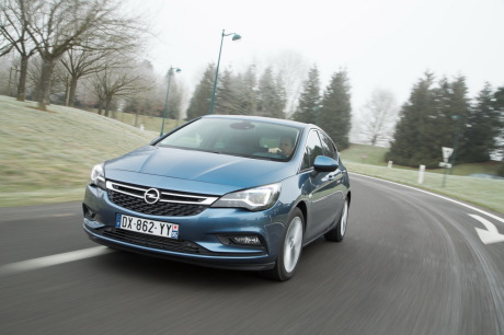 opel astra sur la route