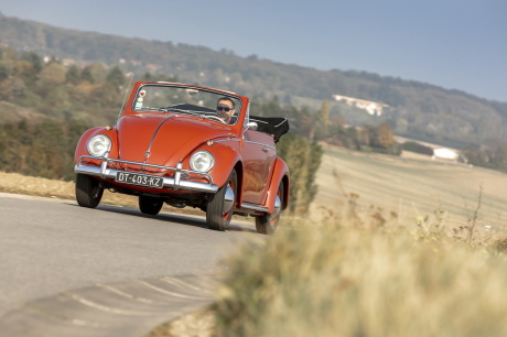 Coccinelle 1, lancée en 1938 (berline) et 1949 (cabriolet). Elle est produite au Brésil jusqu'en 2003 !