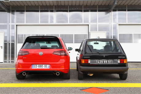 Volkswagen Golf GTI Mk1 noire garée à côté d'une Golf GTI Clubsport 2016 rouge vua arrière