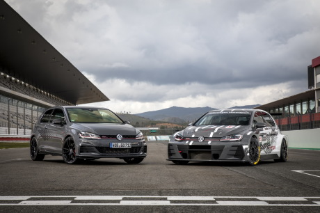 La Golf GTI TCR aux cÃÆÃâÃâŠÃ
âtÃÆÃâÃâés de la version de course du championnat TCR.