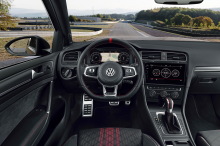 La Golf GTI TCR est ̮̩̉̉quip̮̩̉̉e des compteurs digitaux et du GPS Discover Pro (̮̩̉̉cran de 9,2 pouces).