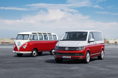 Volkswagen Multivan 2015 T6 rouge et blanc garé à côte d'un VW Combi window