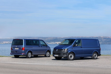 Volkswagen Multivan 2015 T6 garé à coté d'un VW Transporter bleu