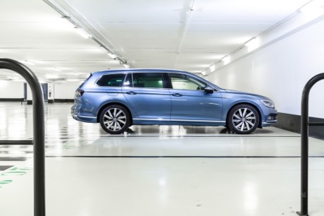 Volkswagen Passat SW vue de profil bleue moteur BiTDI 240 ch