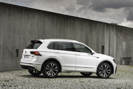 3/4 arrière Volkswagen Tiguan 2.0 TDI 240 R-Line blanc