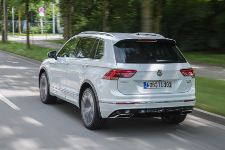 3/4 arrière Volkswagen Tiguan 2.0 TDI 240 R-Line blanc