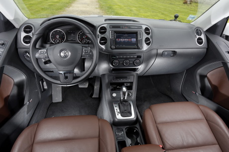 Planche de bord du Tiguan de première génération. ici une finition Carat avec sellerie cuir.