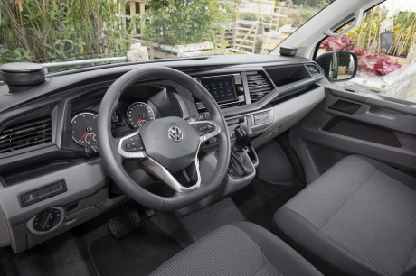 La nouvelle planche de bord s'inspire directement de celle des automobiles de la marque. Si elle fait appel à du plastique dur, plus résistant à l'usage, elle arbore un look moderne et réussi. A noter les nouveaux aérateurs et la nouvelle console centrale avec écran tactile.
