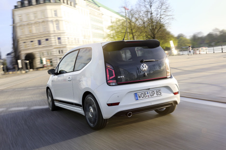 Volkswagen up! GTI vue arrière blanche roulante en ville