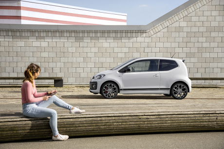 Volkswagen up! GTI vue de profil blanche garée en ville