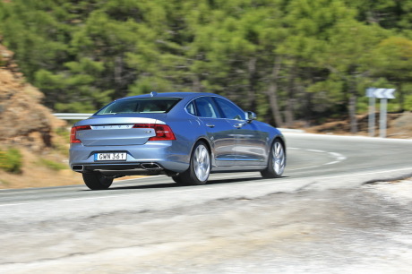 L'arrière de la Volvo S90 est moins réussi que l'avant, avec un dessin de ses feux qui, visuellement, écrase l'ensemble. L'ouverture du couvercle est motorisée en série (550 € en entrée de gamme).