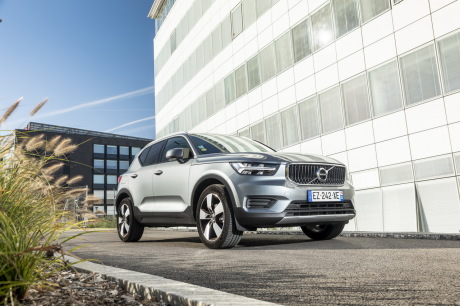 Volvo XC40 vue avant gris
