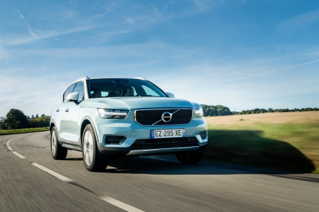 Essai Volvo XC40 bleu Amazon travelling avant droit