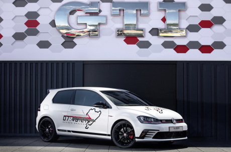 Volkswagen Golf GTI Clubsport 2016 blanche avec un sticker