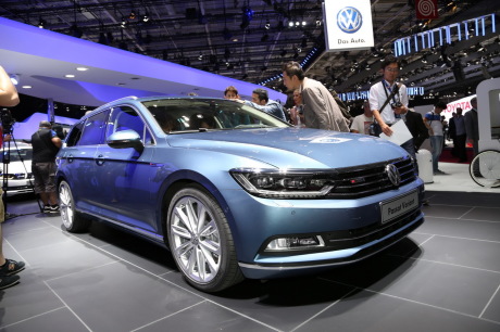 Volkswagen Passat SW 2014 vue avant bleue