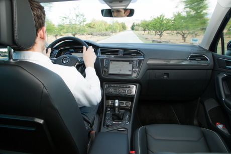 Position de conduite haute, ergonomie bien pensée, rangements nombreux : le nouveau Tiguan est agréable au quotidien comme sur longs trajets. Seul petit défaut ? Un TDI légèrement grondant à l'accélération.