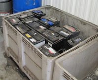 Collecte de batteries traditionnelles au plomb dans un garage en vue de recyclage