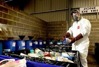 Tri de déchets automobiles à leur arrivée dans un centre de regroupement