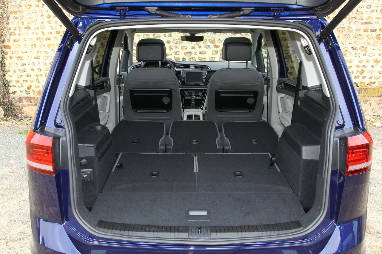 Voiture Hybride Comparatif >> Essai comparatif : le VW Touran 2015 défie le Citroën ... Voiture Hybride Comparatif >> Essai comparatif : le VW Touran 2015 défie le Citroën ...