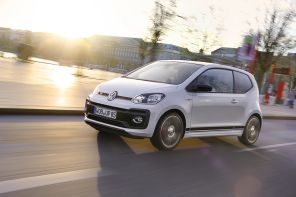 Volkswagen up! GTI vue avant blanche roulante en ville