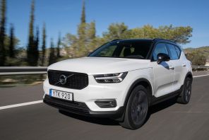 Travelling 3/4 AV avec arbres Volvo XC40 T5 AWD R-Design