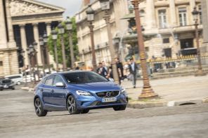 Lancée en 2012, la V40 est le modèle compact de Volvo. La V40 restylée est disponible depuis juin 2016.