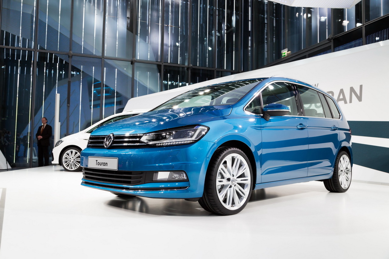 Фольксваген стоит. Volkswagen Туран Германия. Touran 4motion. Новый Фольксваген Германи. Фольксваген на германском рынке.