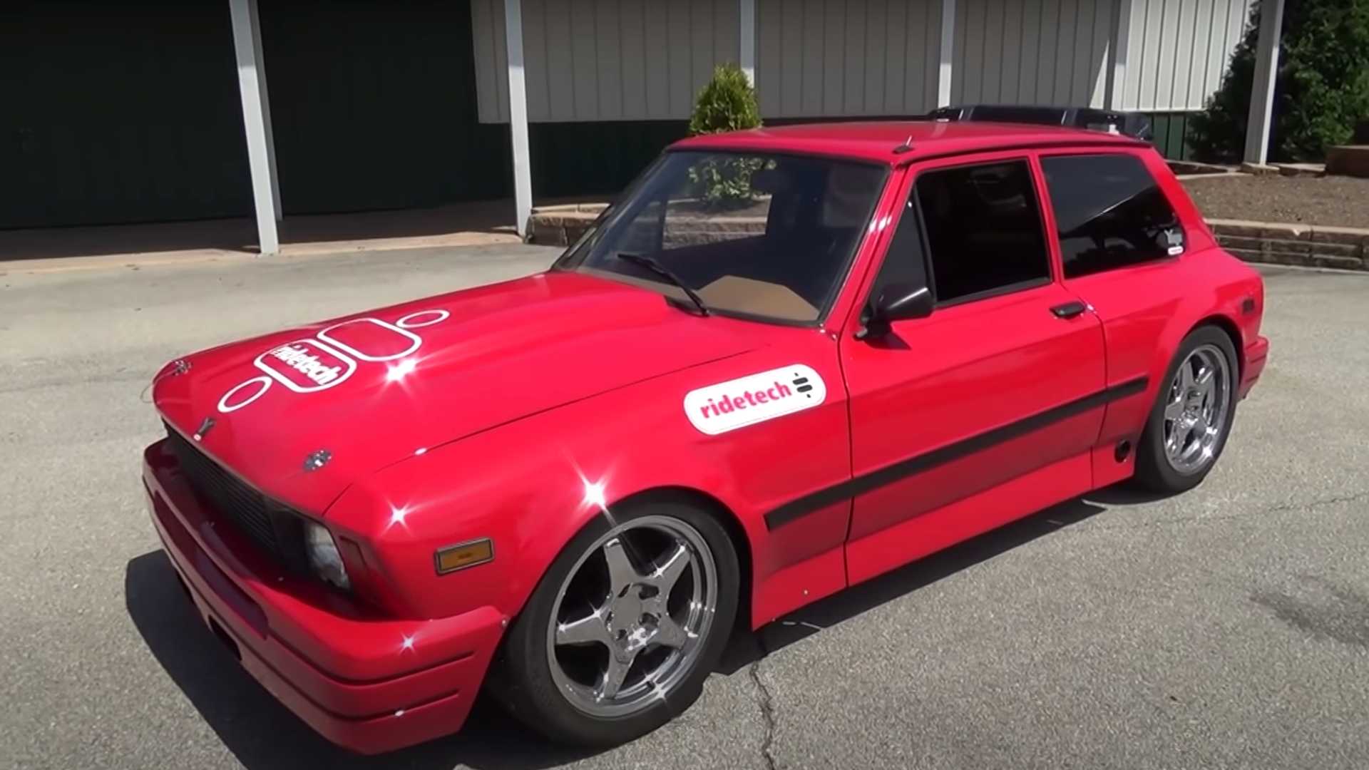 Une Zastava Yugo forte de deux V8