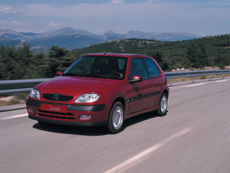 https://www.largus.fr/images/photos/rsi/_G_JPG/Voitures/CITROEN/Saxo/I/Ph3/Berline_3_portes/route1.jpg