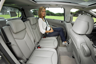 https://www.largus.fr/images/photos/rsi/_G_JPG/Voitures/PEUGEOT/308_SW/I/Ph1/Break_5_portes/interieurarriere1.jpg