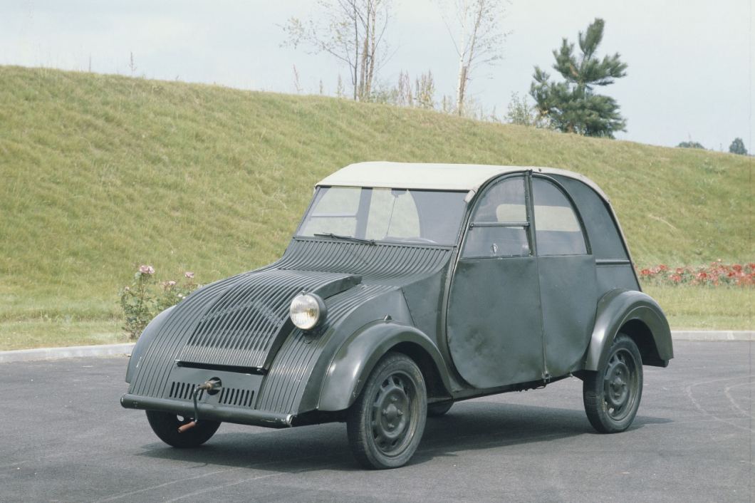 https://www.largus.fr/images/styles/diaporama_viewer/public/2022-08/citroen-2cv-prototype-gris-avg-mk-bd.jpg?itok=nKv1OzAO