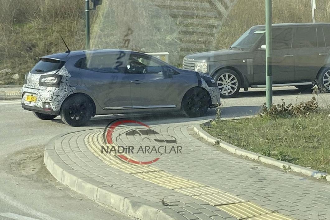 Renault-Clio-5-2023-spyshot-04_redimensionner.jpg