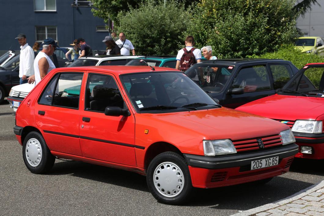 https://www.largus.fr/images/styles/diaporama_viewer/public/2023-07/peugeot-205-sacre-numero-1996-CP-07-2023-01_0.jpg?itok=JyRgnsIi