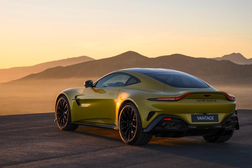 https://www.largus.fr/images/styles/diaporama_viewer/public/2024-02/aston-martin-vantage-2024-jaune-arg-mk.jpg?itok=5sqXy9n9