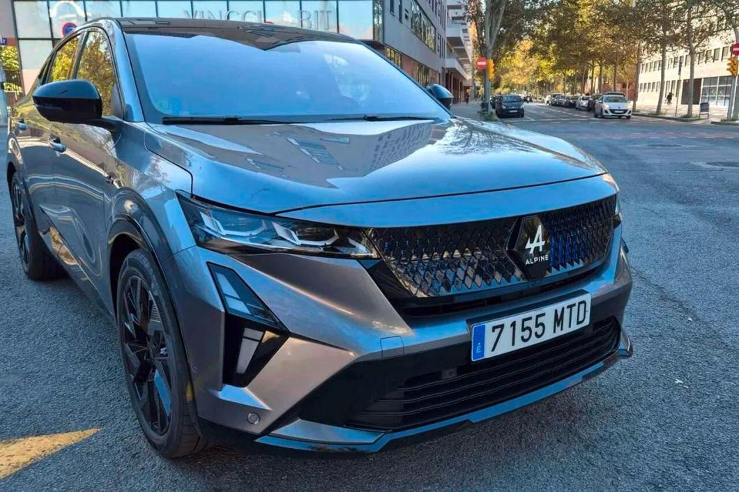 https://www.largus.fr/images/styles/diaporama_viewer/public/2024-12/renault-rafale-2024-logo-alpine-av-avd-mk-bd_3.jpg?itok=YrYo92Q9