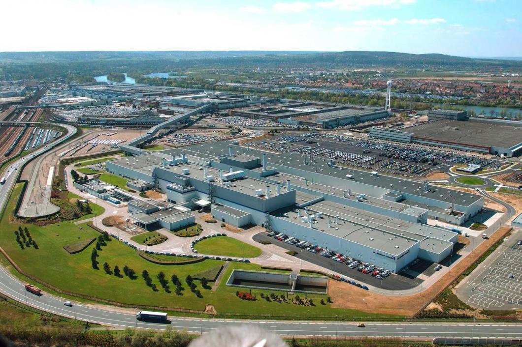 https://www.largus.fr/images/styles/diaporama_viewer/public/2025-02/usine-poissy-vue-aerienne_3.jpg?itok=Qd2RYGmx