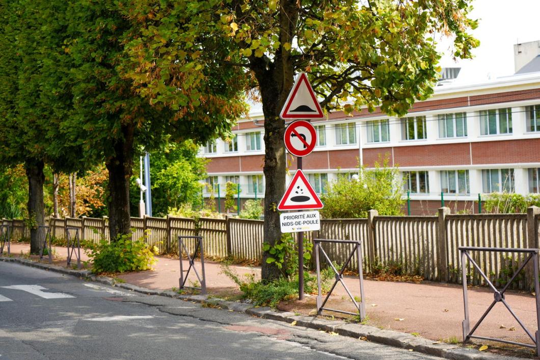 panneau-signalisation-priorite-aux-nids-de-poule-002.jpg?itok=bx6I0j7i