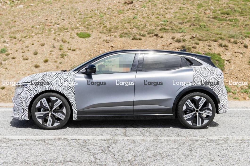 renault-megane-5-spyshot-watermark-largu